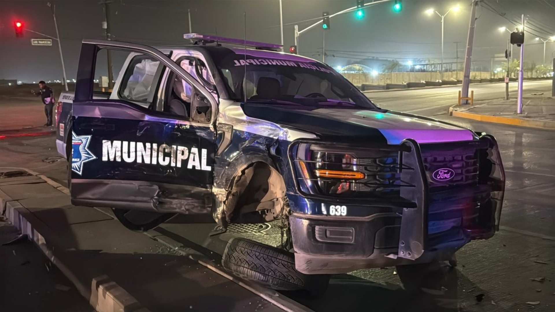 Un vehículo intentó dar paso a una patrulla de la Policía Municipal